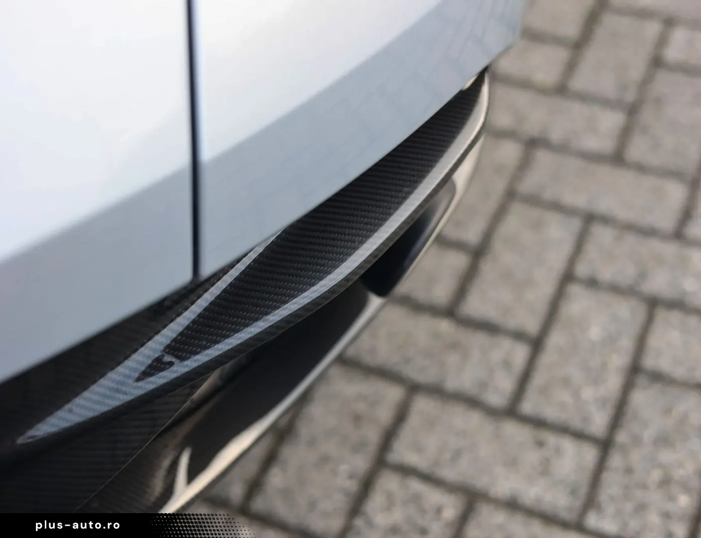 ASTON MARTIN DB12 4.0 V8 Volante   Carbon - Bowers Wilkins