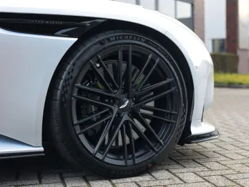 ASTON MARTIN DB12 4.0 V8 Volante   Carbon - Bowers Wilkins