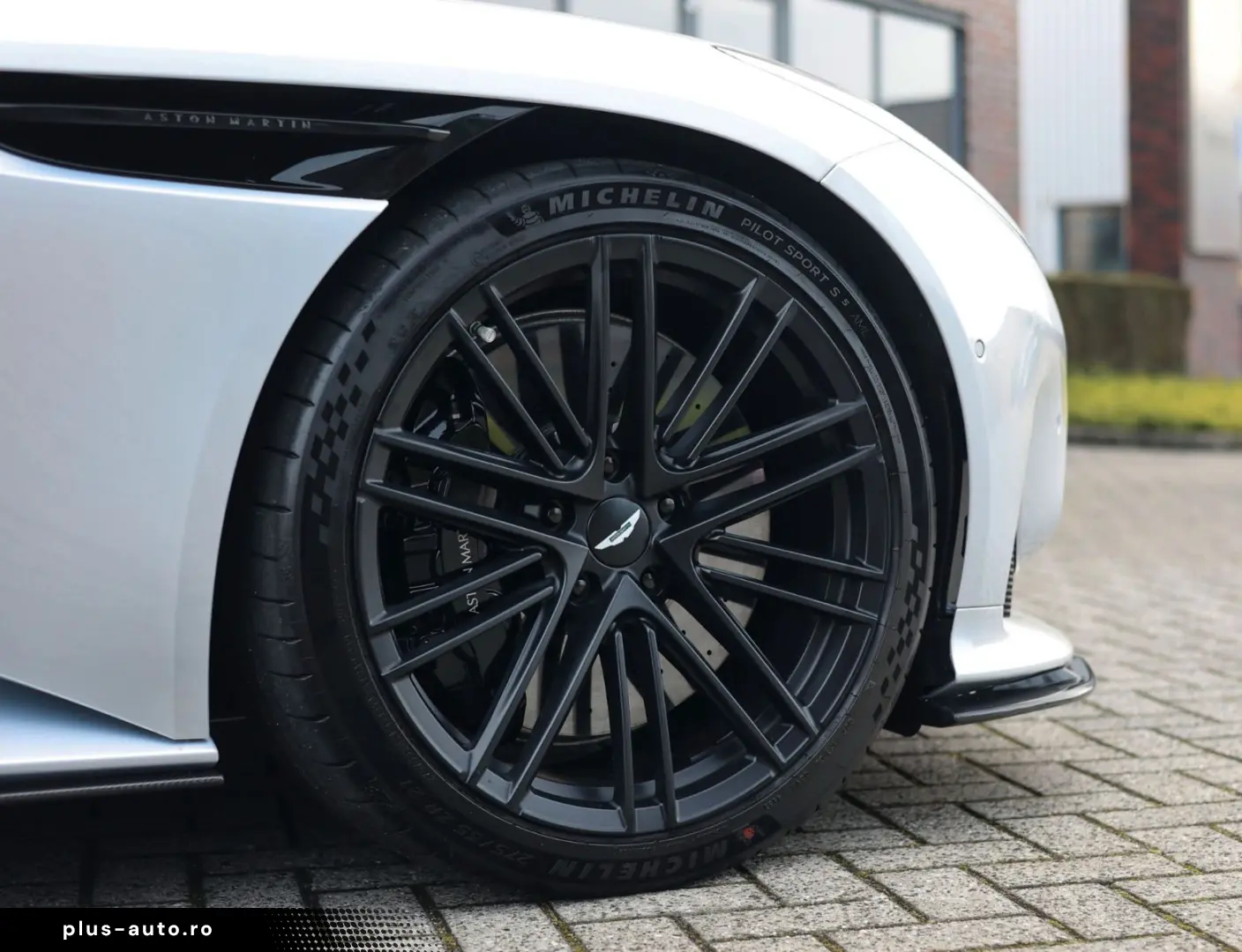 ASTON MARTIN DB12 4.0 V8 Volante   Carbon - Bowers Wilkins