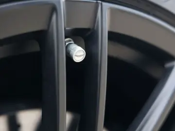 ASTON MARTIN DB12 4.0 V8 Volante   Carbon - Bowers Wilkins