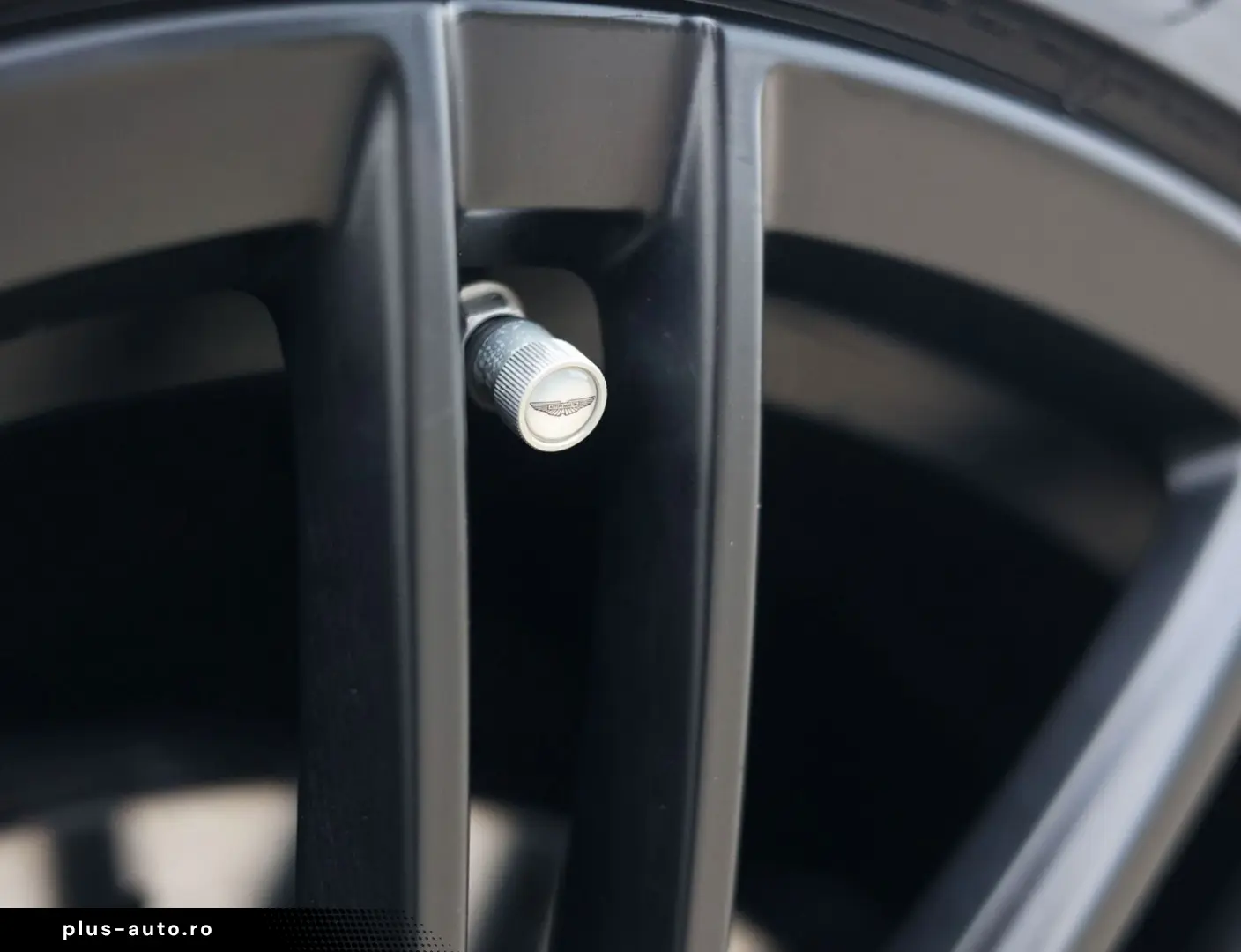 ASTON MARTIN DB12 4.0 V8 Volante   Carbon - Bowers Wilkins