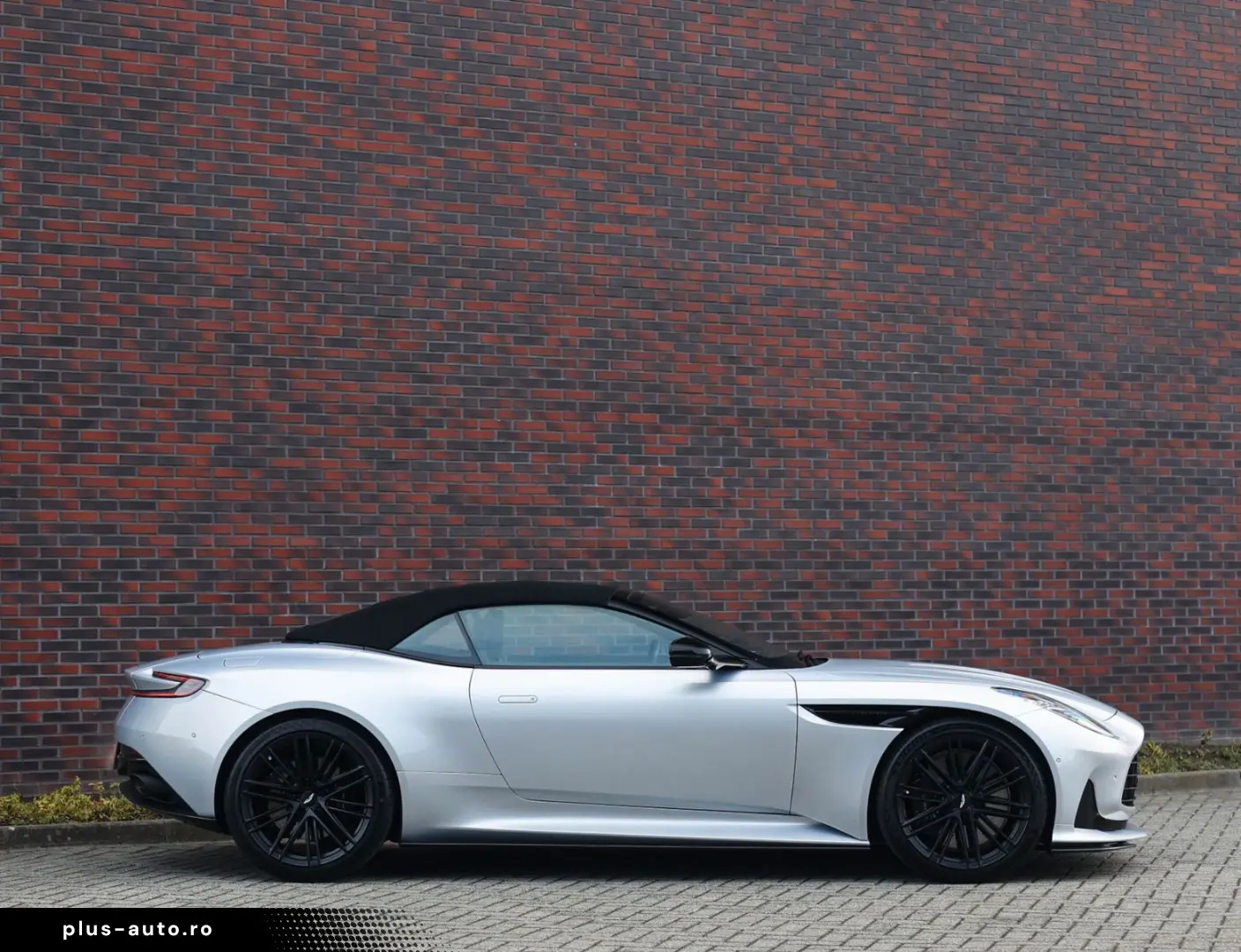 ASTON MARTIN DB12 4.0 V8 Volante   Carbon - Bowers Wilkins