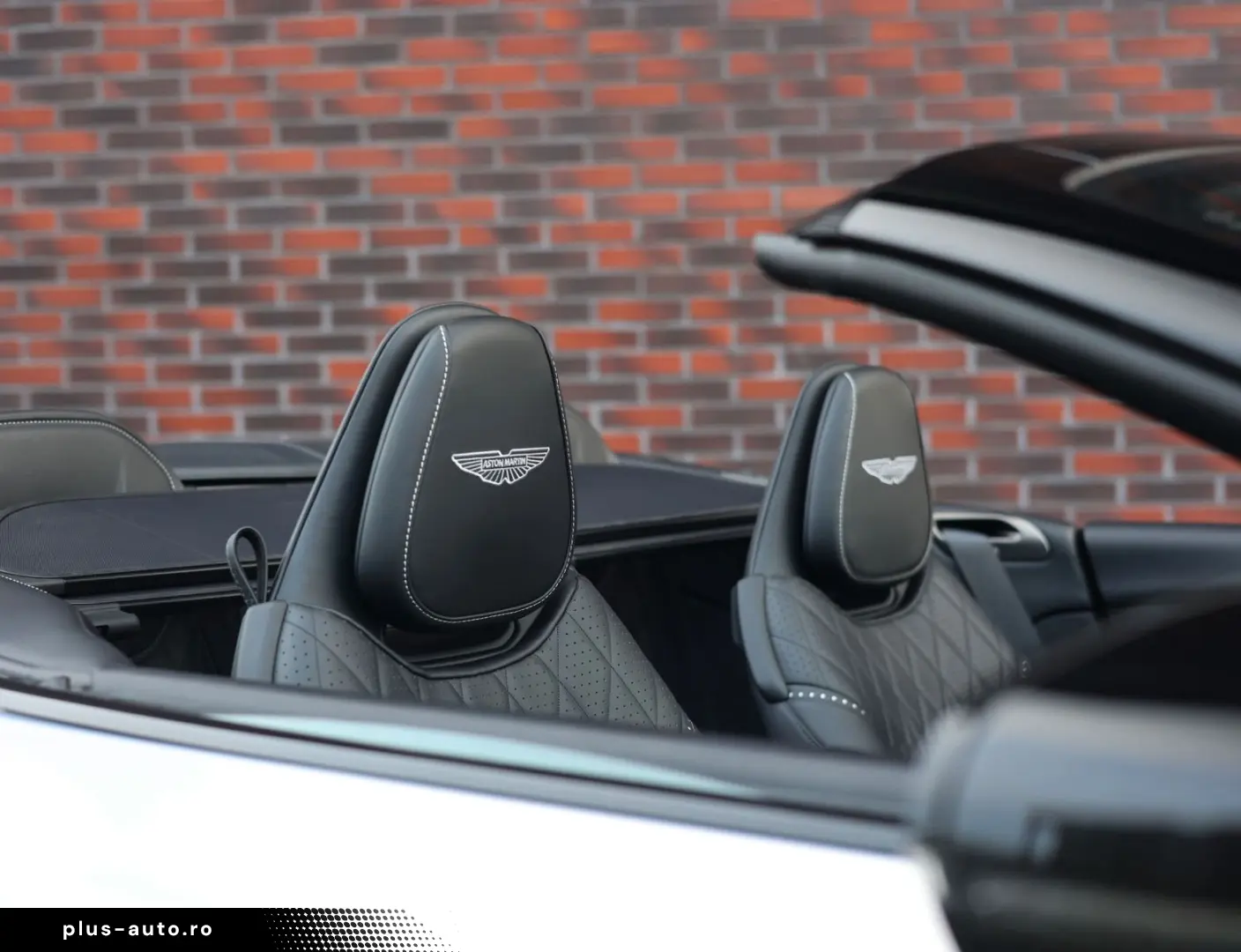 ASTON MARTIN DB12 4.0 V8 Volante   Carbon - Bowers Wilkins