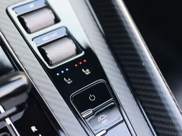 ASTON MARTIN DB12 4.0 V8 Volante   Carbon - Bowers Wilkins