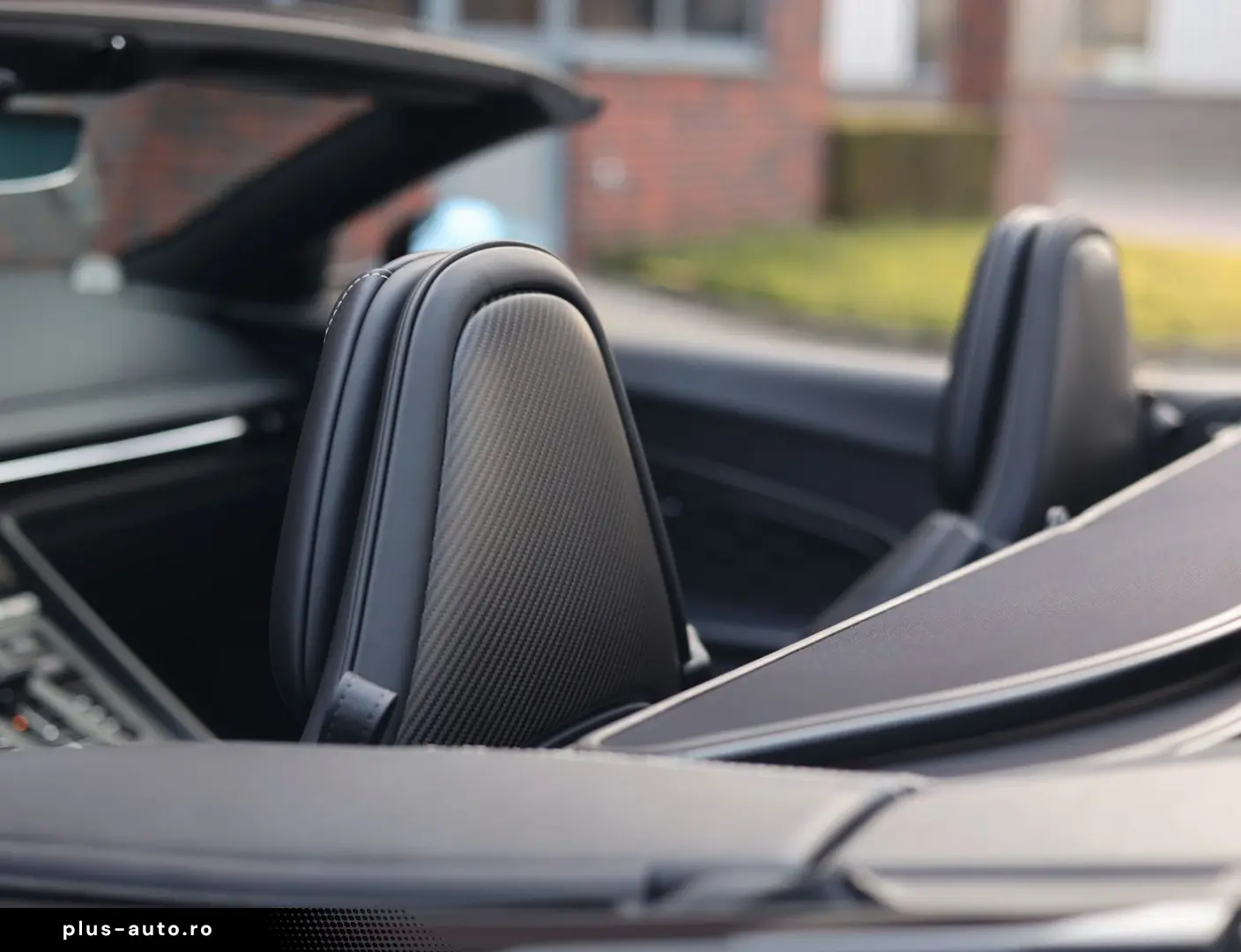 ASTON MARTIN DB12 4.0 V8 Volante   Carbon - Bowers Wilkins