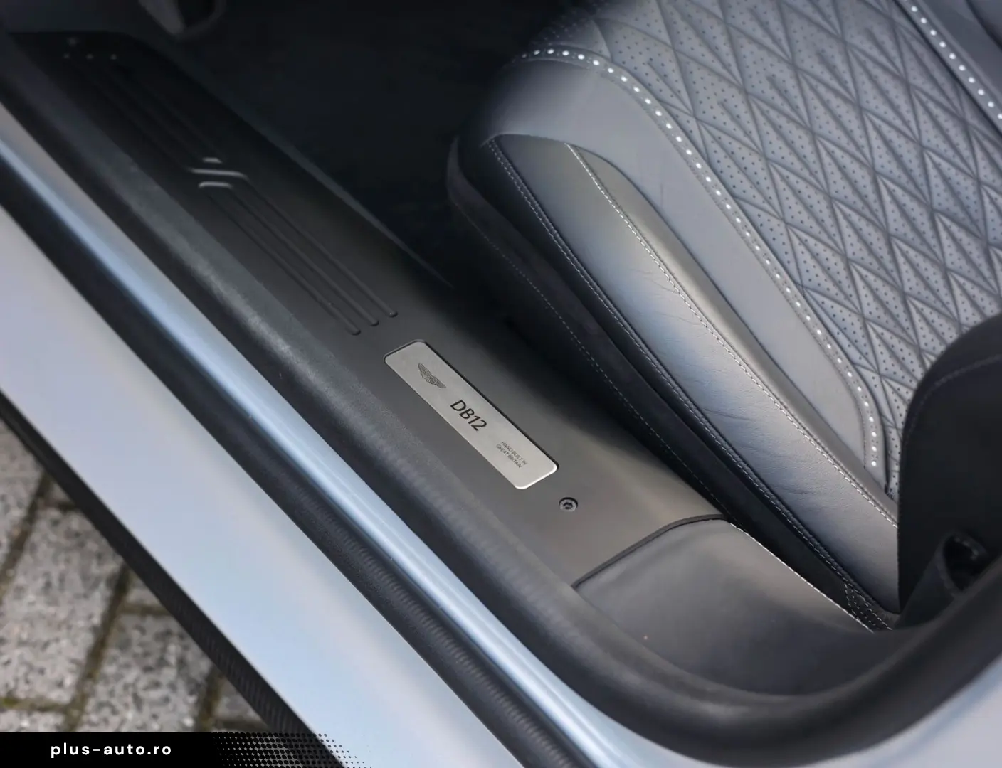 ASTON MARTIN DB12 4.0 V8 Volante   Carbon - Bowers Wilkins