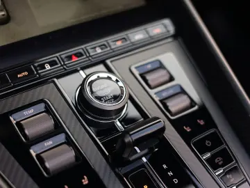 ASTON MARTIN DB12 4.0 V8 Volante   Carbon - Bowers Wilkins