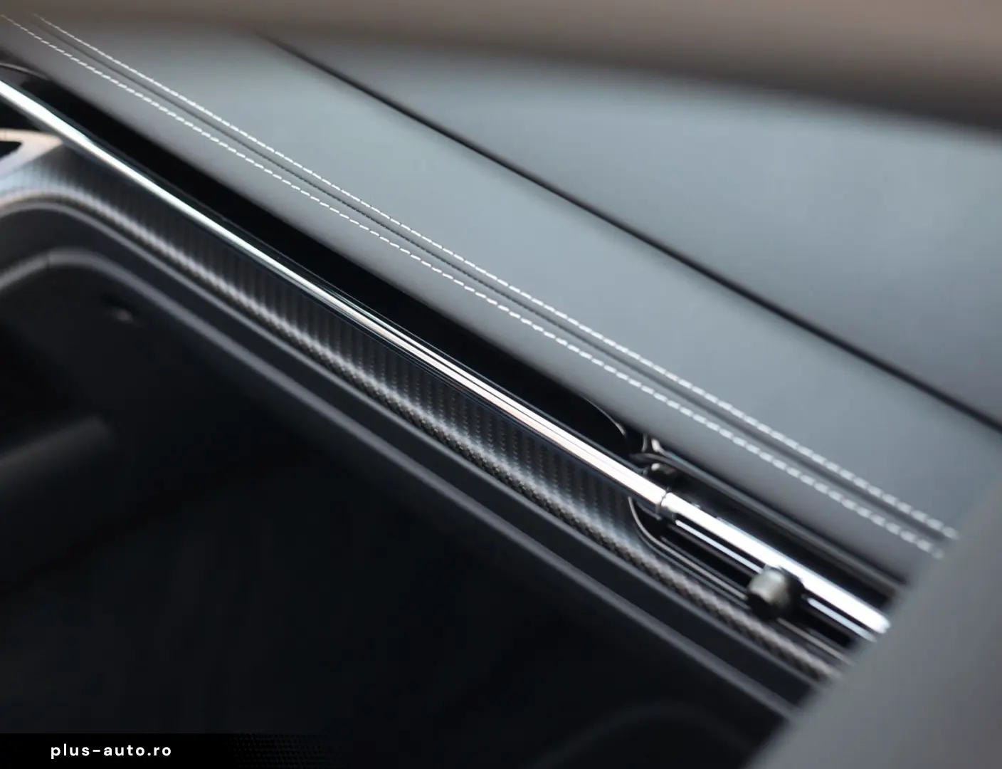 ASTON MARTIN DB12 4.0 V8 Volante   Carbon - Bowers Wilkins