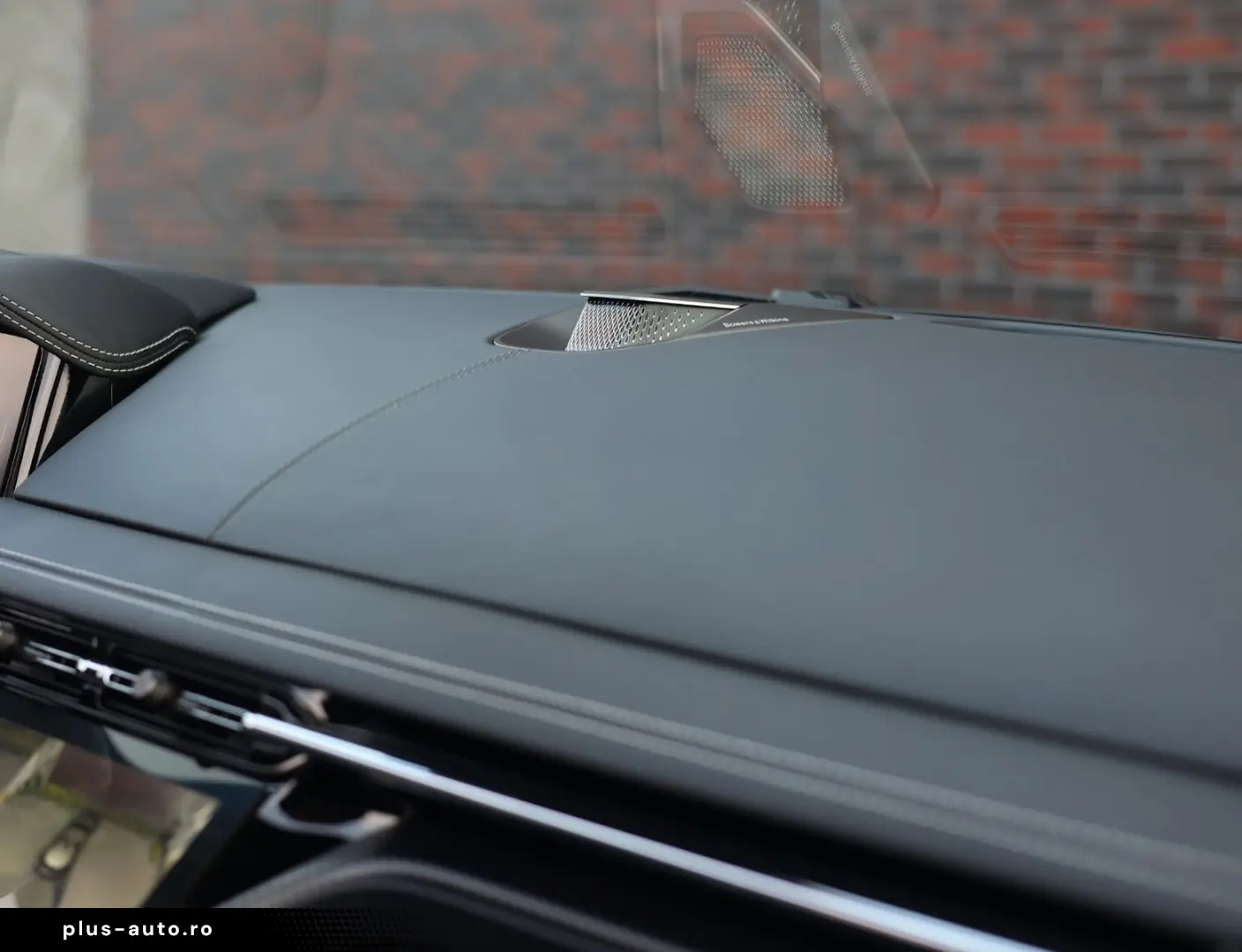 ASTON MARTIN DB12 4.0 V8 Volante   Carbon - Bowers Wilkins