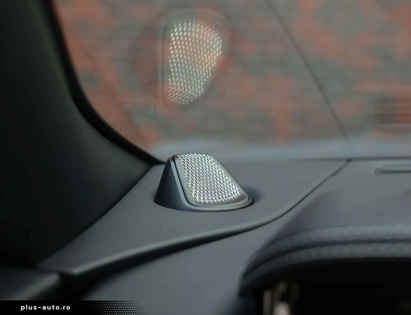 ASTON MARTIN DB12 4.0 V8 Volante   Carbon - Bowers Wilkins