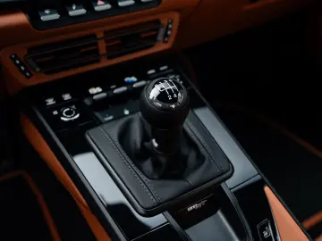 PORSCHE 992 S T   1. Hand   Lift   Heritage