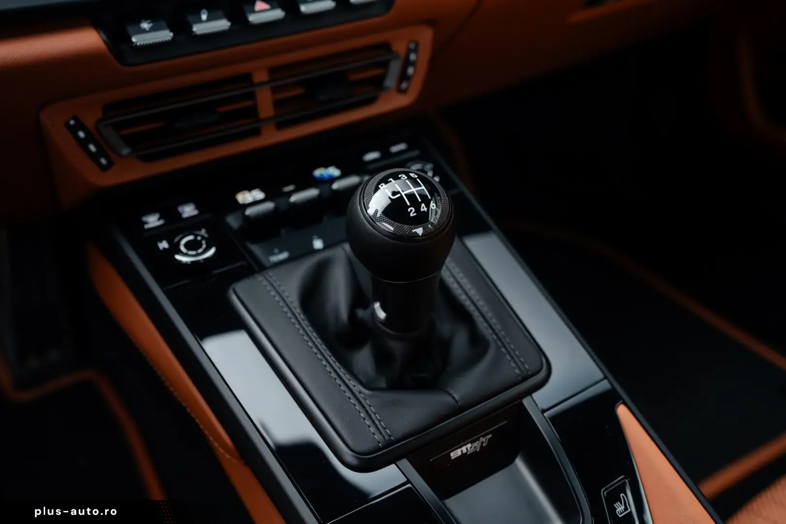 PORSCHE 992 S T   1. Hand   Lift   Heritage