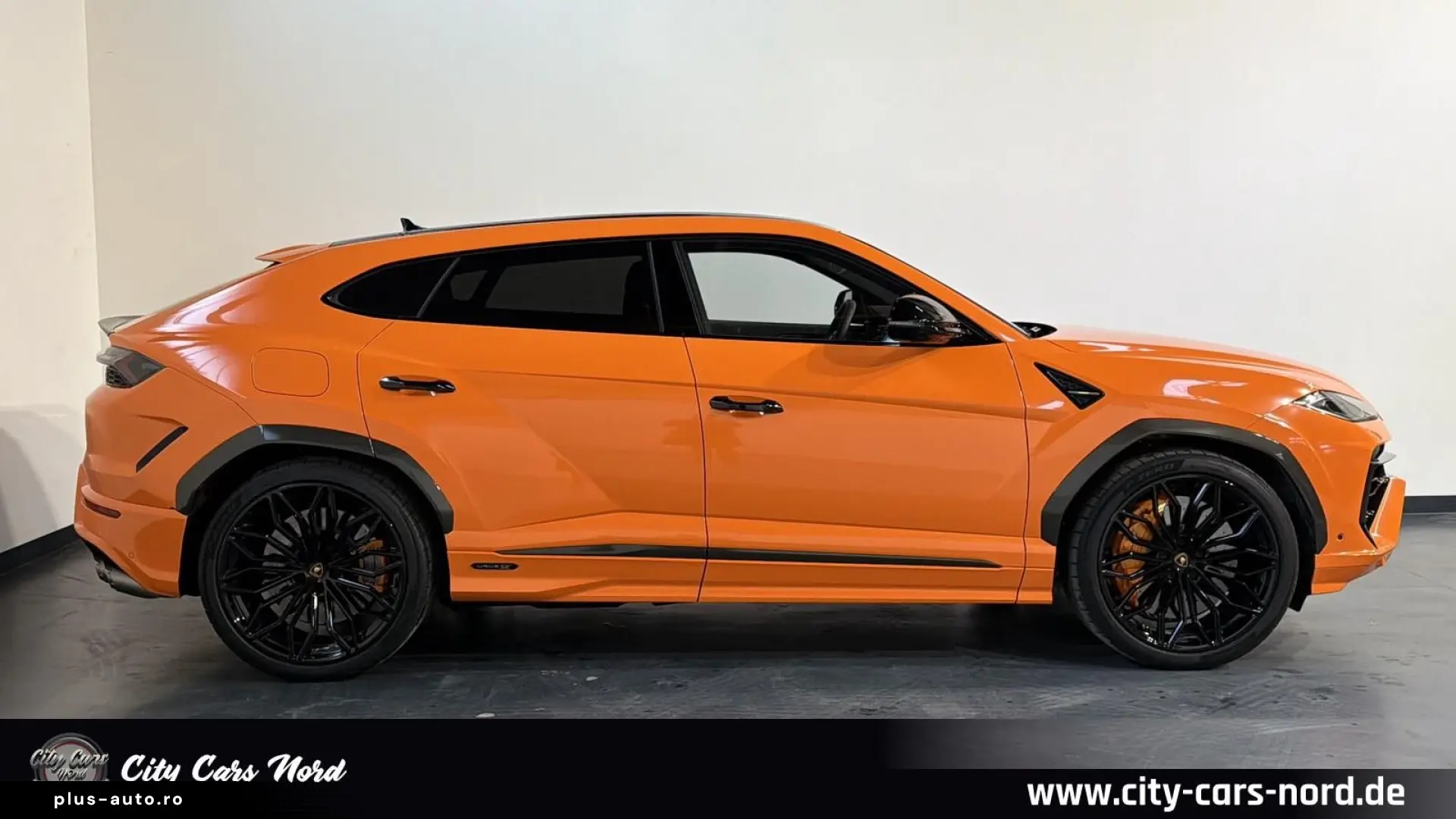 LAMBORGHINI URUS SE AKRAPOVIC B&O MASSAGE PANORAMA