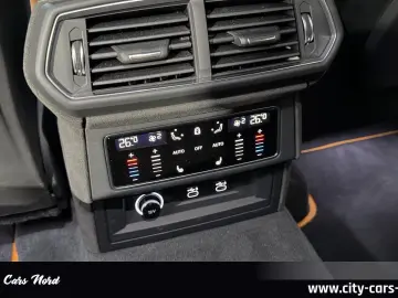 LAMBORGHINI URUS SE AKRAPOVIC B&O MASSAGE PANORAMA