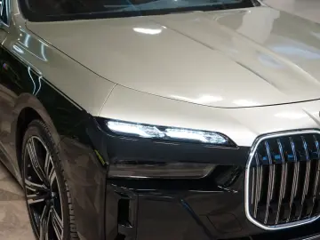 BMW 740d xDRIVE 360 THEATRE MASSAGE B&W