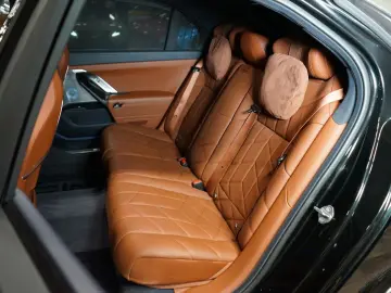 BMW 740d xDRIVE 360 THEATRE MASSAGE B&W