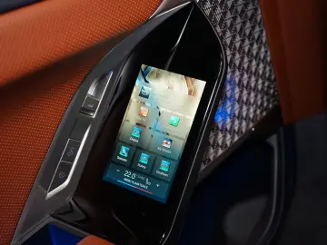 BMW 740d xDRIVE 360 THEATRE MASSAGE B&W