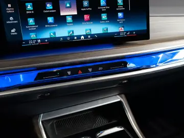 BMW 740d xDRIVE 360 THEATRE MASSAGE B&W