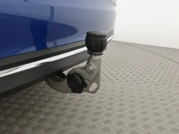 MERCEDES-BENZ C 200  Avantgarde Adv WinterP AHK 360  AR-Navi