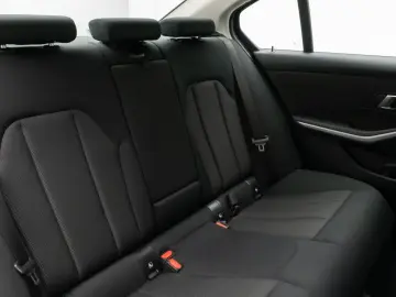 BMW 320e DAB HUD Komfort LED Sport Stop&Go 17Zoll