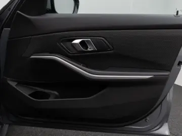 BMW 320e DAB HUD Komfort LED Sport Stop&Go 17Zoll