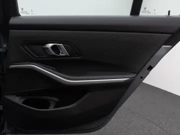 BMW 320e DAB HUD Komfort LED Sport Stop&Go 17Zoll