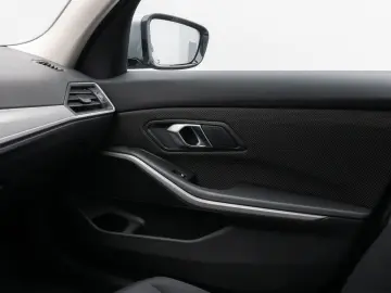 BMW 320e DAB HUD Komfort LED Sport Stop&Go 17Zoll