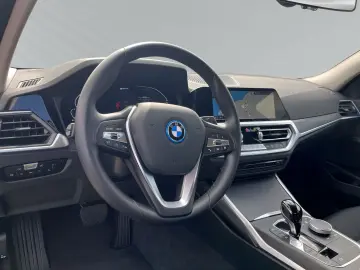 BMW 330 e Navigation LED RFK Sitzheizung Tempomat