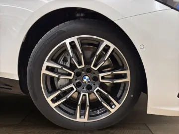 BMW 550e xDrive Limousine [M Sport  B&W Sound  AHK]