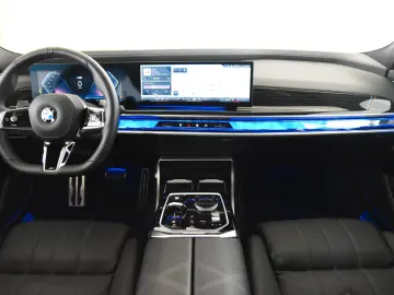 BMW 740d xDrive M Sport Pro ACC LED Pano HUD B&W