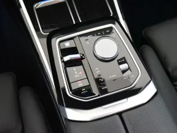 BMW 740d xDrive M Sport Pro ACC LED Pano HUD B&W