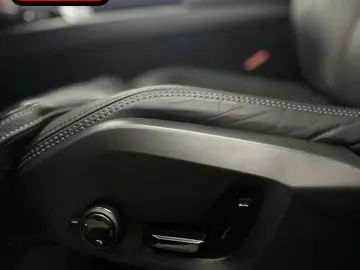 VOLVO XC60 B4 D AWD Ultimate Bright PANO AHK B&W LUFT