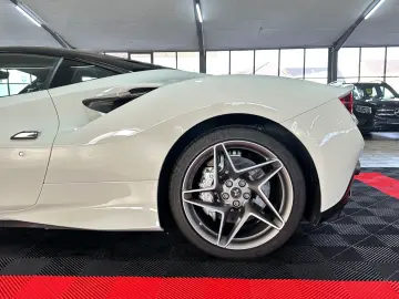 FERRARI F8 Carbon Paket JBL Lift