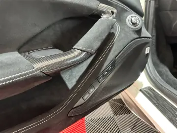FERRARI F8 Carbon Paket JBL Lift