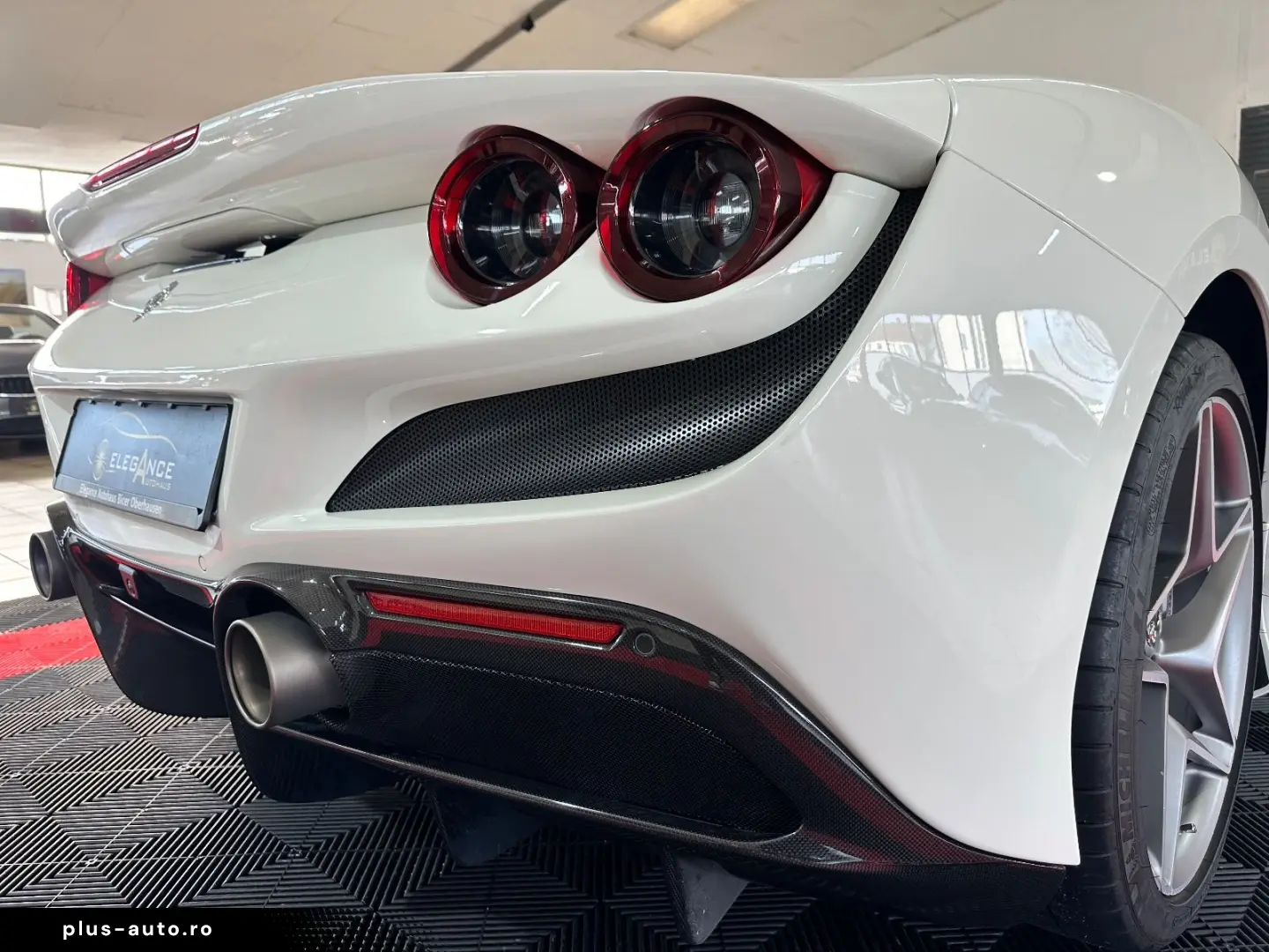 FERRARI F8 Carbon Paket JBL Lift