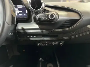 FERRARI F8 Carbon Paket JBL Lift