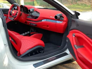 FERRARI F8 Spider Carbon Lift Display CAM el Seats