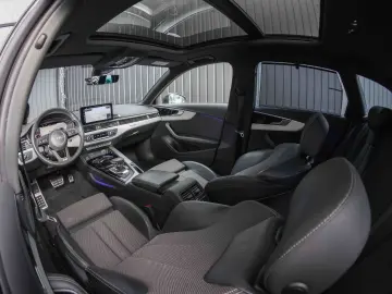 Audi A4 40 TDI Avant quattro S tronic S line