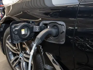 BMW 530e A Head-Up HiFi DAB WLAN Komfortzg. Shz PDC