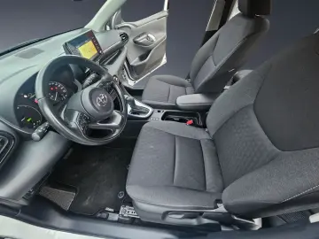 TOYOTA Yaris Hybrid