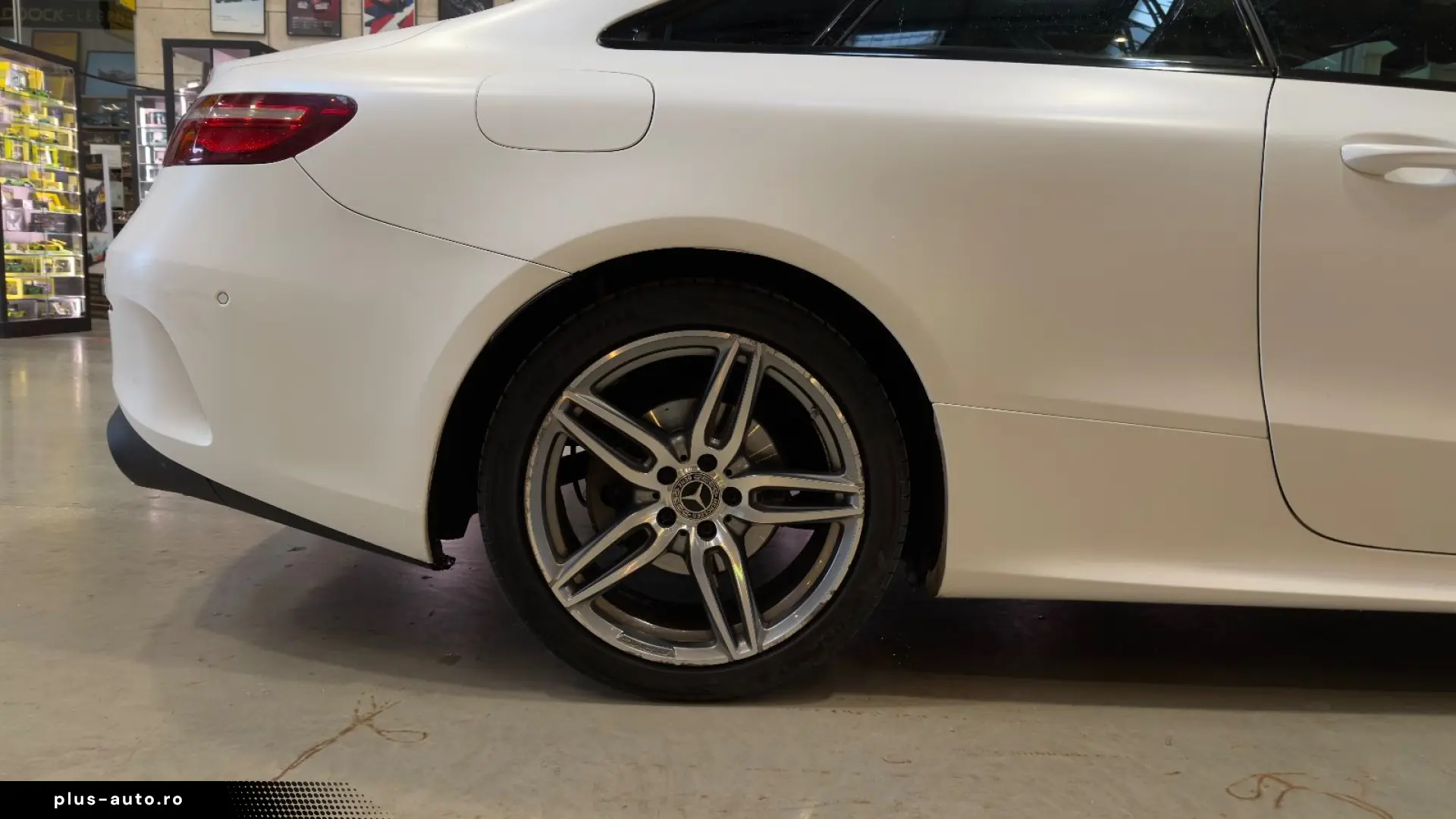 MERCEDES-BENZ E 300 Coupe weiss Matt Leder