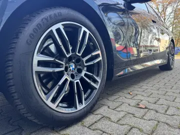 BMW 520i M Sport PANO AHK DA  h&k Sitzklima 2 99%