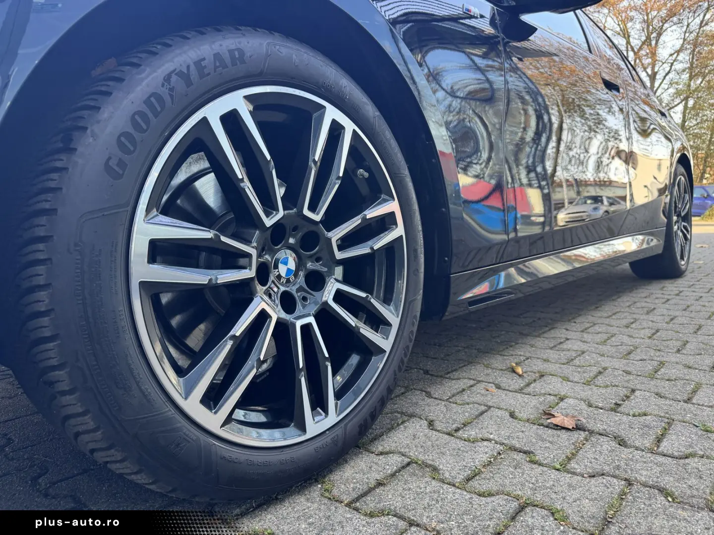 BMW 520i M Sport PANO AHK DA  h&k Sitzklima 2 99%