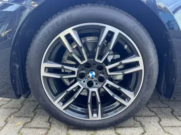 BMW 520i M Sport PANO AHK DA  h&k Sitzklima 2 99%