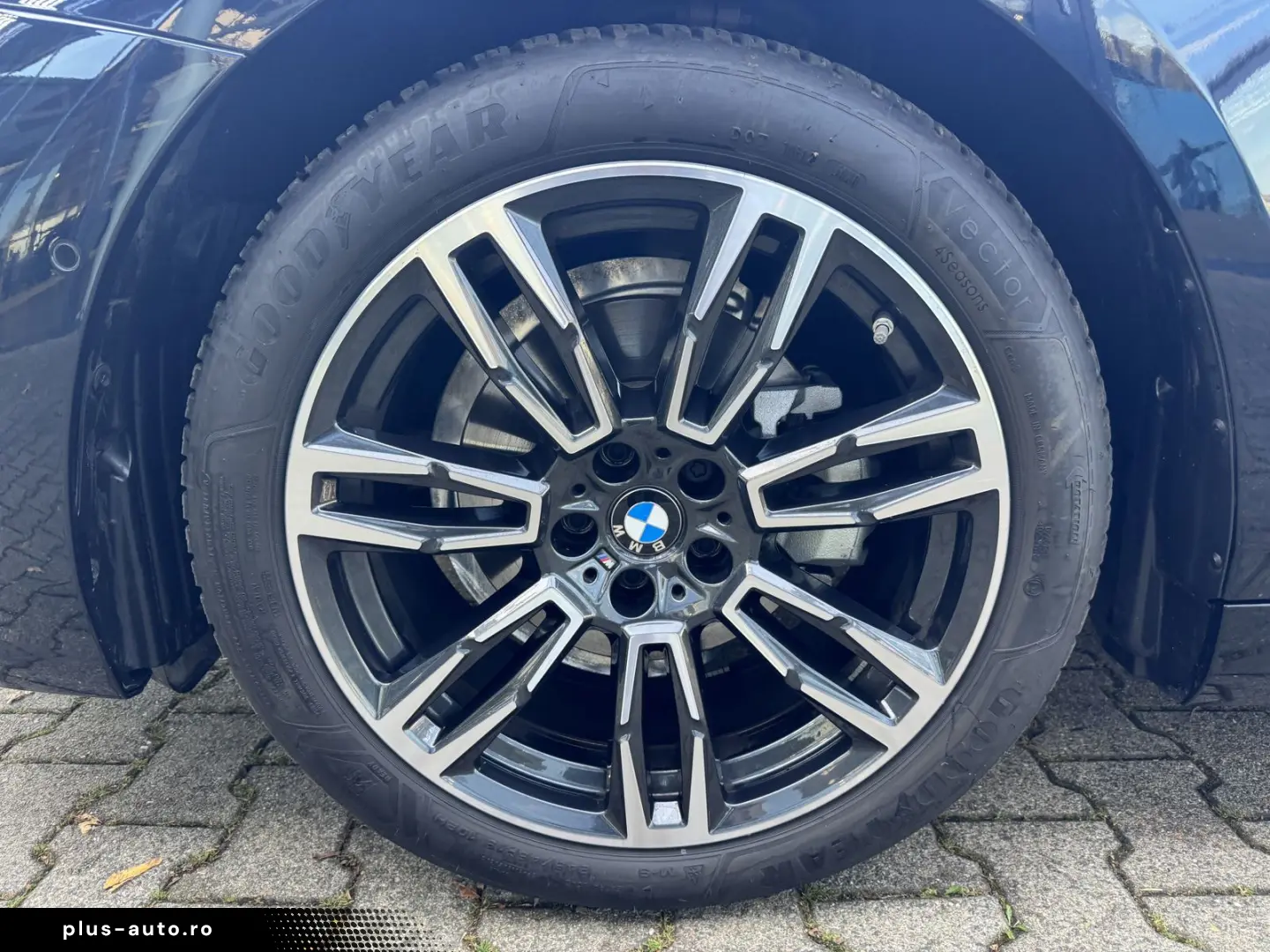 BMW 520i M Sport PANO AHK DA  h&k Sitzklima 2 99%