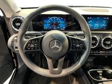 MERCEDES-BENZ CLA 180 d Coupe MBUX LED Navi AUT PTS SHZ