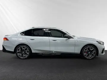 BMW 530e xDrive M Sport Pro AHK Pano B&W