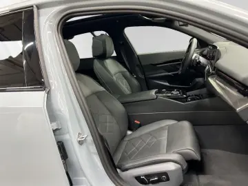 BMW 530e xDrive M Sport Pro AHK Pano B&W