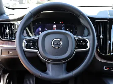 VOLVO XC60 Ultimate Dark AWD B5 Benzin EU6d HUD StandH