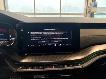 SKODA Octavia Combi 2.0 TDI   RS DSG ACC LED